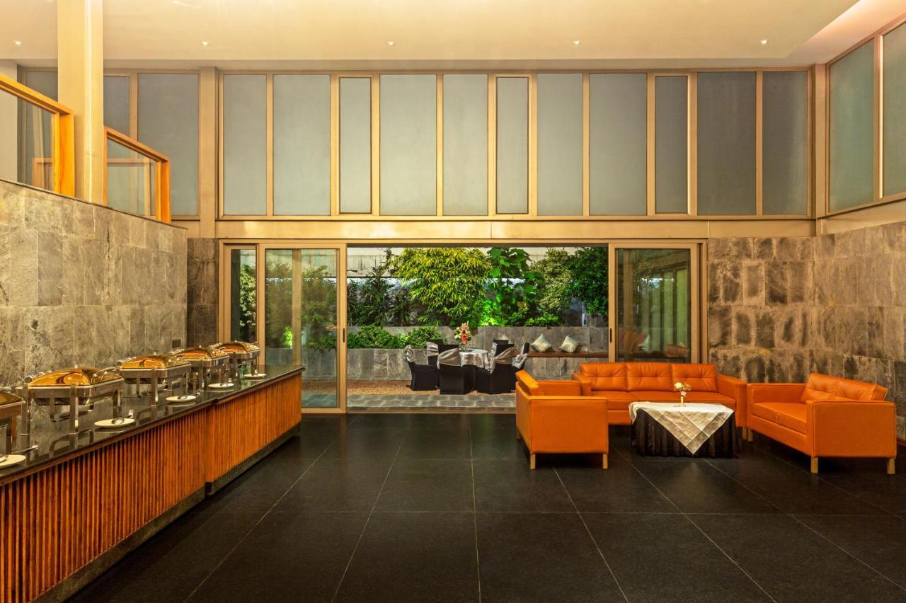 Hotel Crystal Palace Meerut Exterior foto